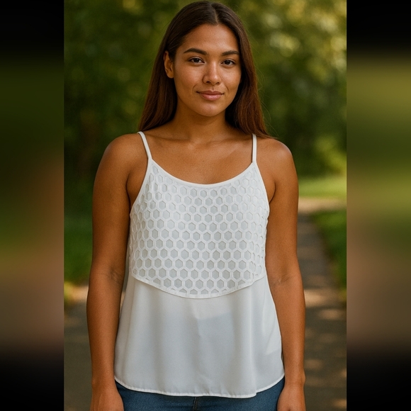 Chic White Sleeveless Tank with Textured Detail-Size Large - Picture 1 of 4